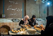 پخت نان توسط جمعی از خانواده شهدا  درتنورخانه ایران جهت ارسال برای رزمندگان میدان نبرد
