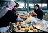 پخت نان توسط جمعی از خانواده شهدا  درتنورخانه ایران جهت ارسال برای رزمندگان میدان نبرد