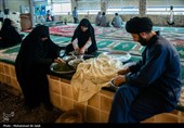 پخت نان توسط جمعی از خانواده شهدا  درتنورخانه ایران جهت ارسال برای رزمندگان میدان نبرد