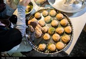 پخت نان توسط جمعی از خانواده شهدا  درتنورخانه ایران جهت ارسال برای رزمندگان میدان نبرد