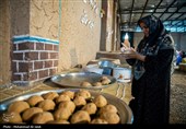 پخت نان توسط جمعی از خانواده شهدا  درتنورخانه ایران جهت ارسال برای رزمندگان میدان نبرد