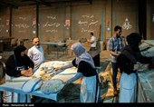 پخت نان توسط جمعی از خانواده شهدا  درتنورخانه ایران جهت ارسال برای رزمندگان میدان نبرد