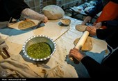 پخت نان توسط جمعی از خانواده شهدا  درتنورخانه ایران جهت ارسال برای رزمندگان میدان نبرد