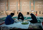پخت نان توسط جمعی از خانواده شهدا  درتنورخانه ایران جهت ارسال برای رزمندگان میدان نبرد