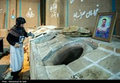 پخت نان توسط جمعی از خانواده شهدا  درتنورخانه ایران جهت ارسال برای رزمندگان میدان نبرد
