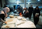 پخت نان توسط جمعی از خانواده شهدا  درتنورخانه ایران جهت ارسال برای رزمندگان میدان نبرد