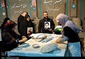 پخت نان توسط جمعی از خانواده شهدا  درتنورخانه ایران جهت ارسال برای رزمندگان میدان نبرد
