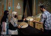 پخت نان توسط جمعی از خانواده شهدا  درتنورخانه ایران جهت ارسال برای رزمندگان میدان نبرد
