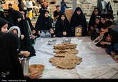 پخت نان توسط جمعی از خانواده شهدا  درتنورخانه ایران جهت ارسال برای رزمندگان میدان نبرد