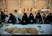 پخت نان توسط جمعی از خانواده شهدا  درتنورخانه ایران جهت ارسال برای رزمندگان میدان نبرد
