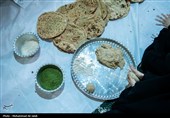 پخت نان توسط جمعی از خانواده شهدا  درتنورخانه ایران جهت ارسال برای رزمندگان میدان نبرد