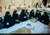 پخت نان توسط جمعی از خانواده شهدا  درتنورخانه ایران جهت ارسال برای رزمندگان میدان نبرد