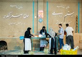 پخت نان توسط جمعی از خانواده شهدا  درتنورخانه ایران جهت ارسال برای رزمندگان میدان نبرد