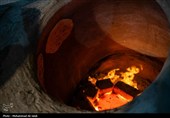 پخت نان توسط جمعی از خانواده شهدا  درتنورخانه ایران جهت ارسال برای رزمندگان میدان نبرد