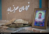 پخت نان توسط جمعی از خانواده شهدا  درتنورخانه ایران جهت ارسال برای رزمندگان میدان نبرد