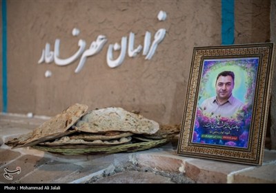 پخت نان توسط جمعی از خانواده شهدا  درتنورخانه ایران جهت ارسال برای رزمندگان میدان نبرد