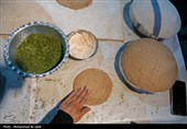 پخت نان توسط جمعی از خانواده شهدا  درتنورخانه ایران جهت ارسال برای رزمندگان میدان نبرد