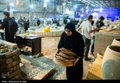 پخت نان توسط جمعی از خانواده شهدا  درتنورخانه ایران جهت ارسال برای رزمندگان میدان نبرد