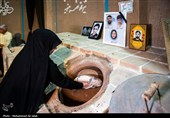 نان مقاومت از تنور قم؛ دستان خانواده شهدا در پشتیبانی جبهه نبرد+ فیلم