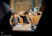 پخت نان توسط جمعی از خانواده شهدا  درتنورخانه ایران جهت ارسال برای رزمندگان میدان نبرد