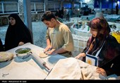 پخت نان توسط جمعی از خانواده شهدا  درتنورخانه ایران جهت ارسال برای رزمندگان میدان نبرد