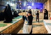 پخت نان توسط جمعی از خانواده شهدا  درتنورخانه ایران جهت ارسال برای رزمندگان میدان نبرد