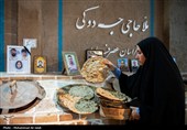 پخت نان توسط جمعی از خانواده شهدا  درتنورخانه ایران جهت ارسال برای رزمندگان میدان نبرد