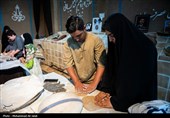 پخت نان توسط جمعی از خانواده شهدا  درتنورخانه ایران جهت ارسال برای رزمندگان میدان نبرد