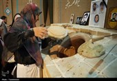 پخت نان برای رزمندگان با دستان خانوادههای شهدا