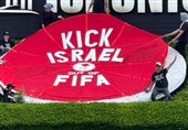 ببینید| نصب بنر ضداسرائیلی روی لوگوی جام جهانی 2026