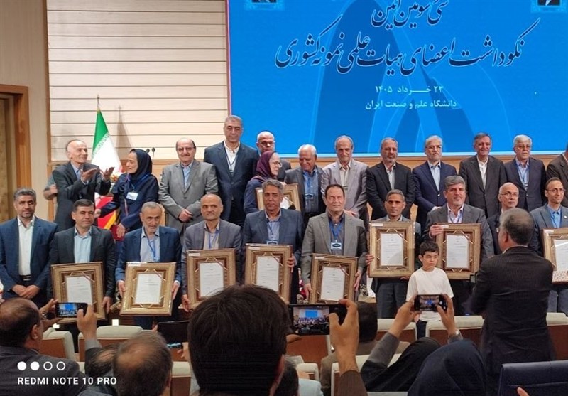 اساتید نمونه کشوری و اساتید شهید جنگ‌های تحمیلی اخیر تجلیل شدند