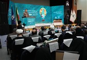 مسئولان موظف به تلاش مضاعف برای حل مسائل خانوادههای شهدا هستند