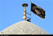 پرچم عزای سیدالشهدا(ع) در حرم حضرت عبدالعظیم(ع) برافراشته شد