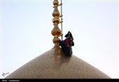 پرچم حرم بانوی کرامت به رنگ عزا درآمد