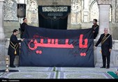پرچم حرم بانوی کرامت به رنگ عزا درآمد