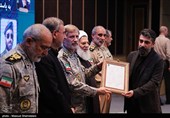 مراسم تجلیل و اهدای نشان فداکاری به خانواده‌های شهدا