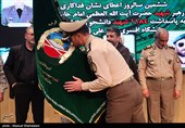 مراسم تجلیل و اهدای نشان فداکاری به خانواده‌های شهدا