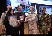 مراسم تجلیل و اهدای نشان فداکاری به خانواده‌های شهدا