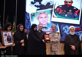 مراسم تجلیل و اهدای نشان فداکاری به خانواده‌های شهدا