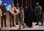 مراسم تجلیل و اهدای نشان فداکاری به خانواده‌های شهدا