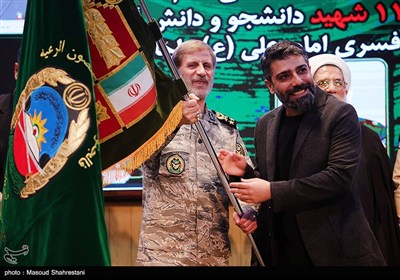 مراسم تجلیل و اهدای نشان فداکاری به خانواده‌های شهدا
