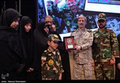 مراسم تجلیل و اهدای نشان فداکاری به خانواده‌های شهدا