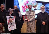 مراسم تجلیل و اهدای نشان فداکاری به خانواده‌های شهدا