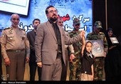 مراسم تجلیل و اهدای نشان فداکاری به خانواده‌های شهدا