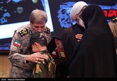 مراسم تجلیل و اهدای نشان فداکاری به خانواده‌های شهدا