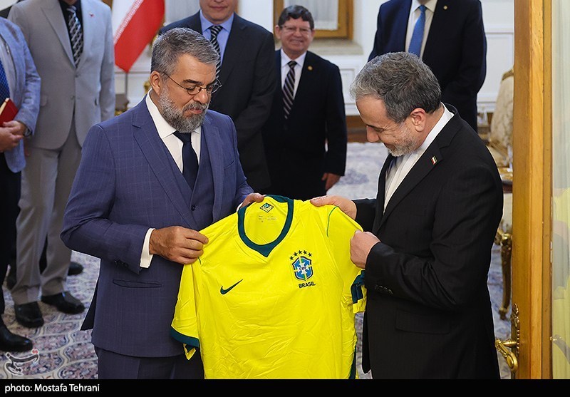 Araqchi Meets Foreign Envoys in Tehran Ahead of Iran-US MoU Signing