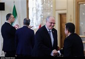 نشست وزیر امورخارجه با سفرا و روسای نمایندگی‌های خارجی و بین‌المللی