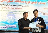 اهدای نشان مسابقات پاراشنا به شناگر جانباز جنگ تحمیلی سوم