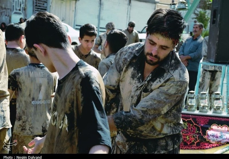 روایتی از یک سوگ کهن/ چرا لرستانیها عاشورا خود را گِلمالی میکنند؟ استان لرستان , اخبار استان لرستان , حسینیه تسنیم , عاشورا , ماه محرم ,