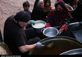 تهیه و توزیع غذای نذری در مناطق محروم جنوب شرق کشور